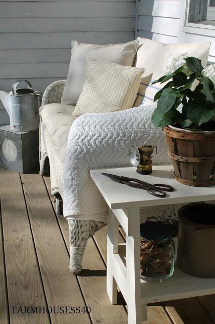 Cozy Farmhouse Bench #backyard #sitting #area #decorhomeideas