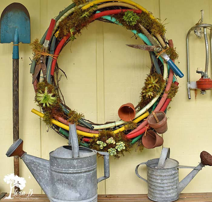 DIY Garden Hoses Wreath #garden #upcycled #diy #decorhomeideas