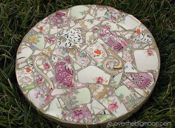 DIY Garden Mosaic Stepping Stones #garden #upcycled #diy #decorhomeideas