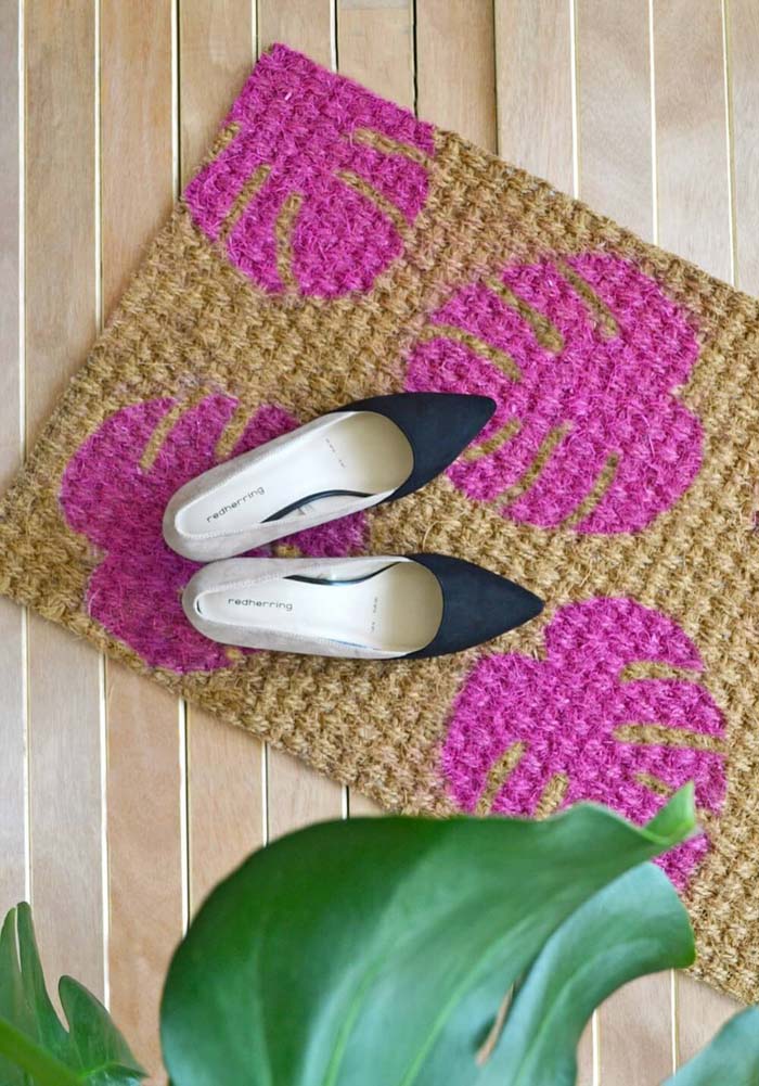 DIY Monstera Leaf Doormat #diy #decor #porch #decorhomeideas