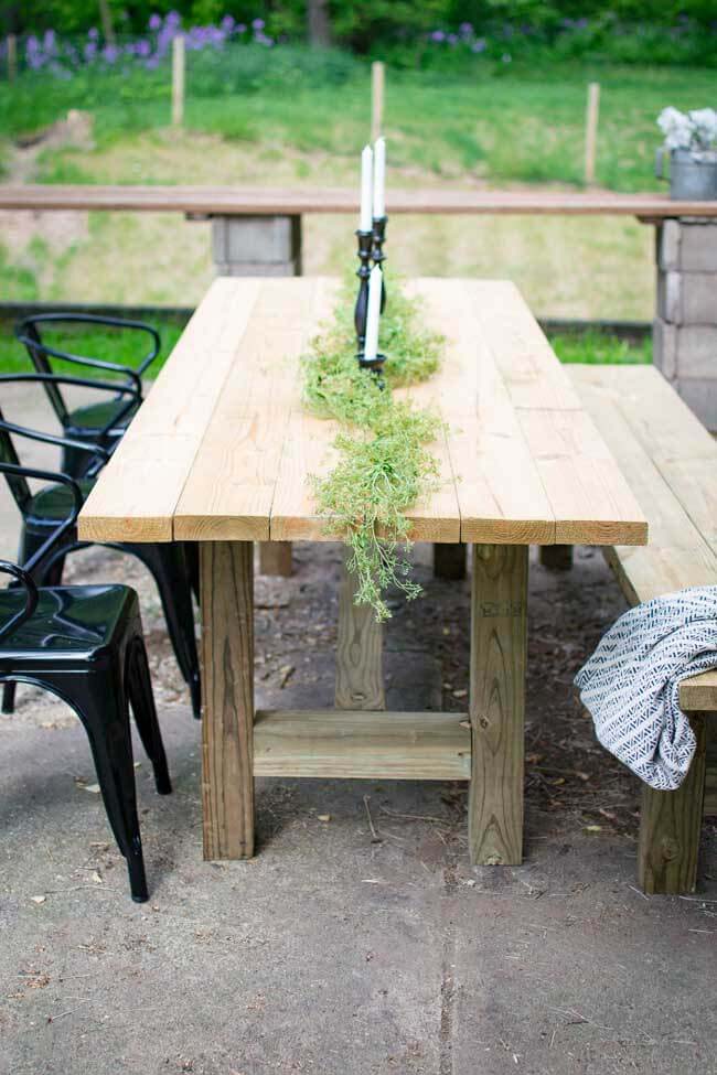 DIY Outdoor Farmhouse Patio Table #diy #patio #decorations #decorhomeideas