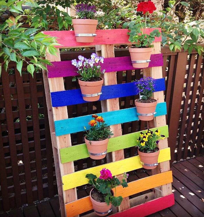 DIY Upcycled Rainbow Pallet Flower Planter #diy #paint #garden #decorations #decorhomeideas