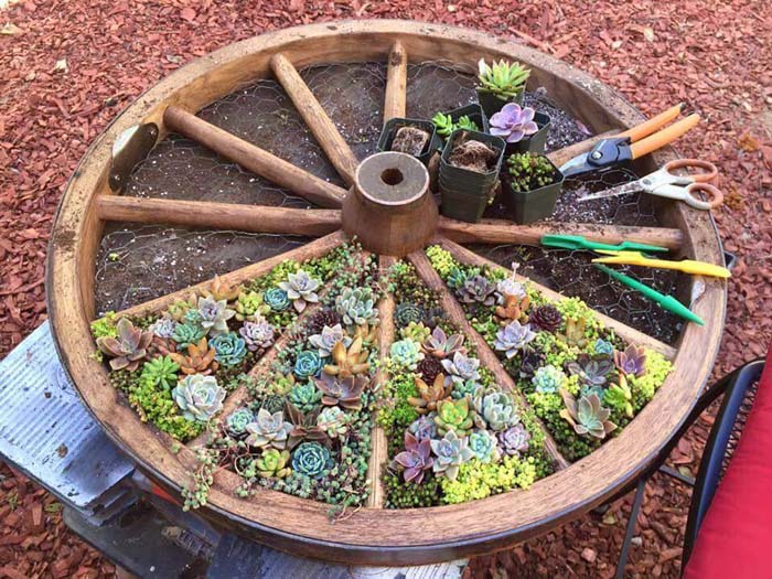 DIY Wagon Wheel Garden Container #garden #container #planter #decorhomeideas