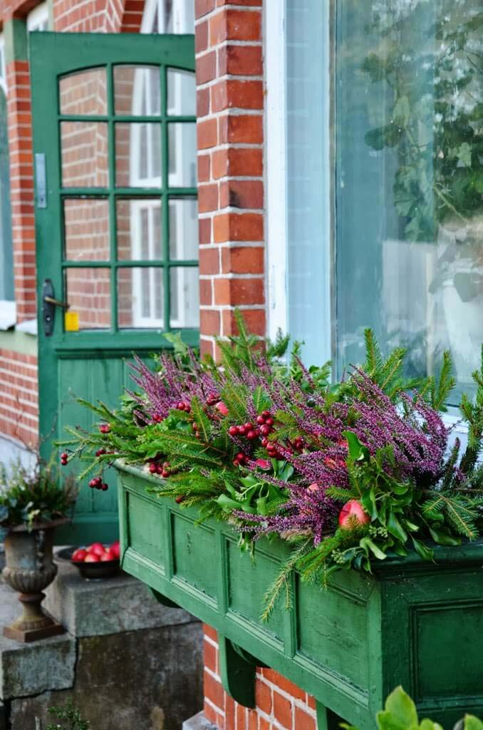 English Farmhouse Style Green Wooden Window Box #planter #box #window #decorhomeideas