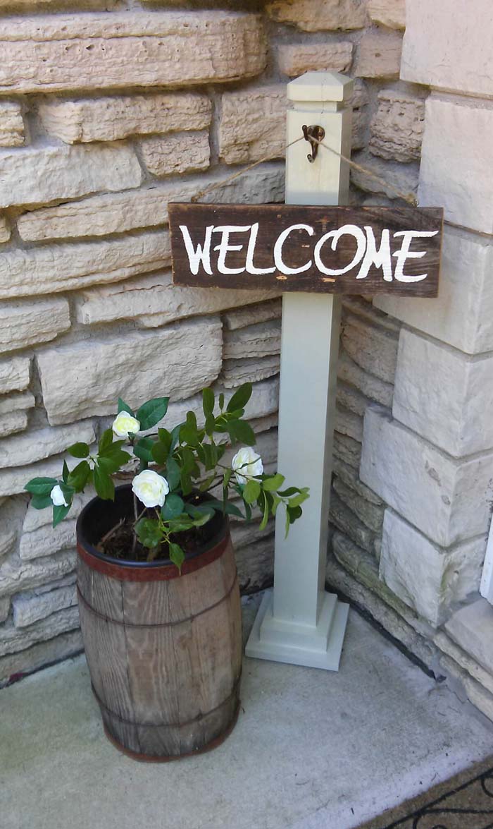 Front Porch Welcome Post #diy #planter #porch #decorhomeideas