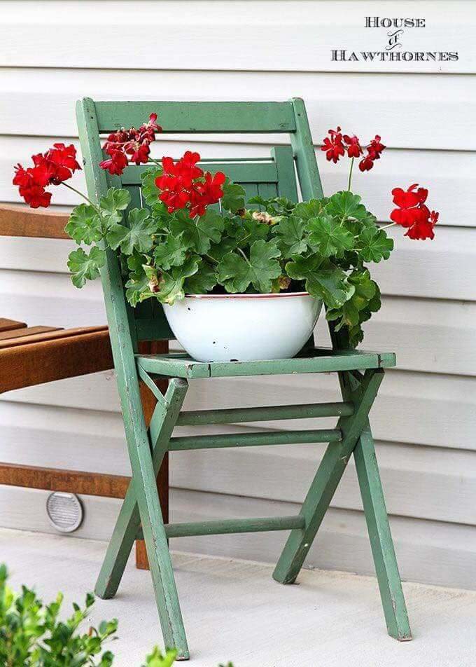 Geraniums on an Old Chair #diy #planter #porch #decorhomeideas