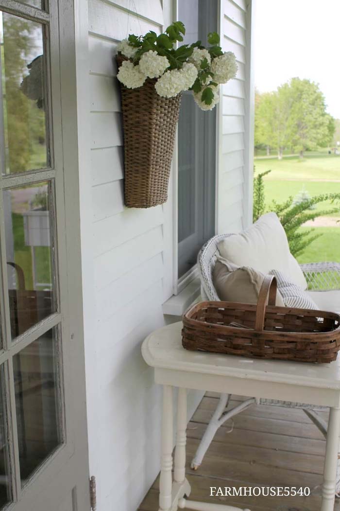 Hanging Baskets on the Wall #porch #wall #decor #decorhomeideas