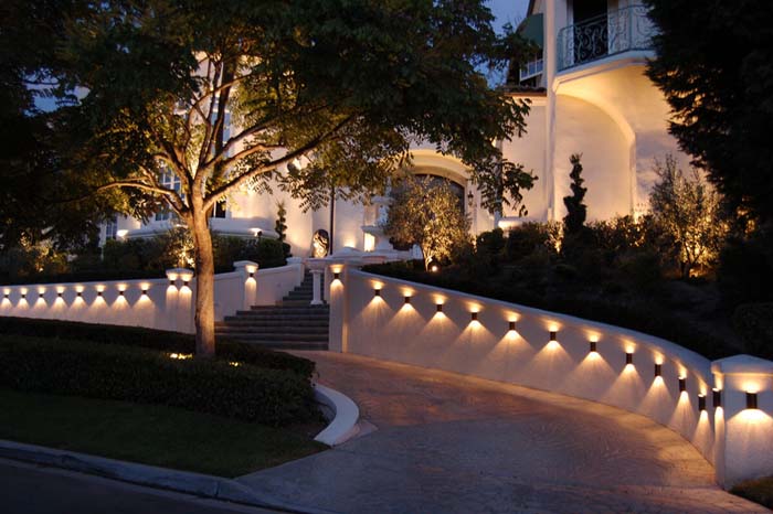 Landscape Lighting Idea for Driveways #lighting #landscape #garden #decorhomeideas