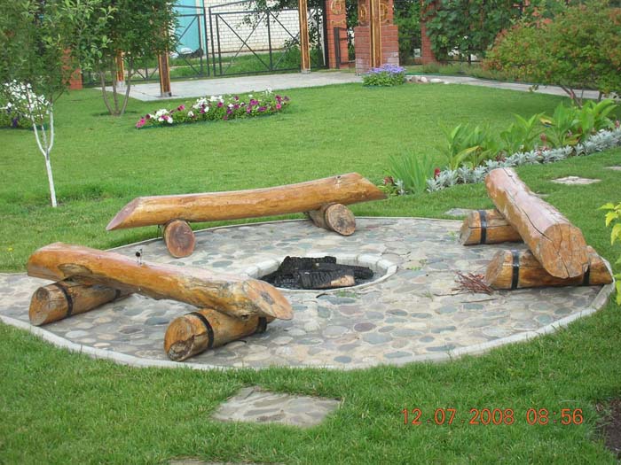 Log Benches Surrounding a Fire Pit #diy #round #firepit #decorhomeideas