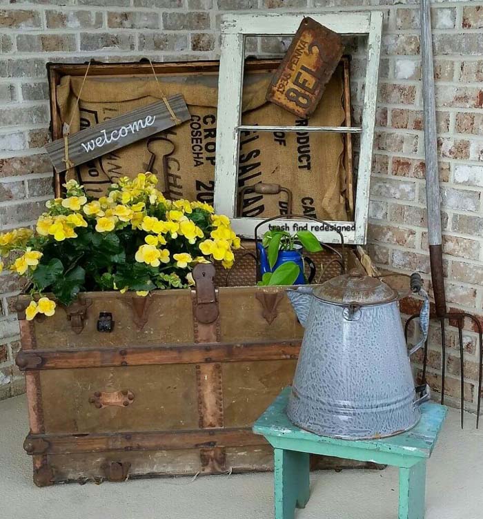 Old Steamer Trunk Planter #diy #planter #porch #decorhomeideas