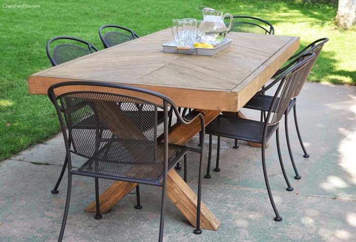 DIY Outdoor Table With Free Plans #diy #outdoor #furniture #decorhomeideas