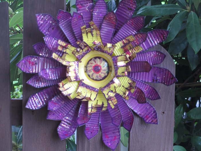 Painted Corrugated Metal Flower #garden #upcycled #diy #decorhomeideas