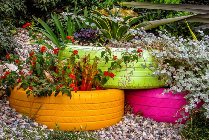 Painted Tire Flower Display #garden #container #planter #decorhomeideas