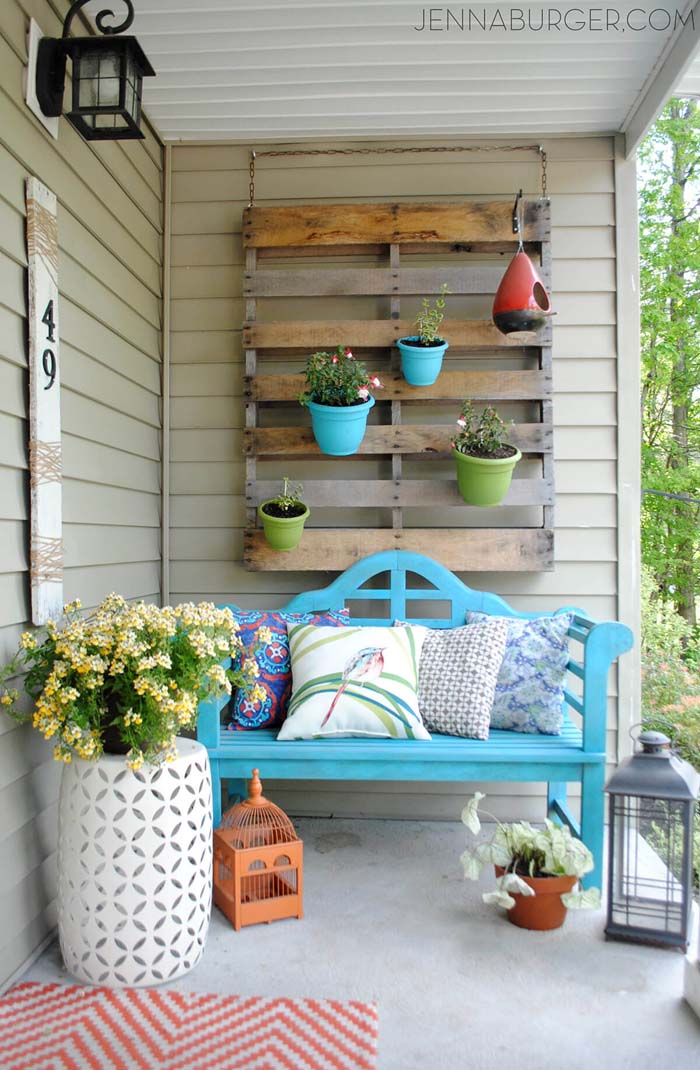 Pallet Hanging from the Wall with Flowers #porch #wall #decor #decorhomeideas