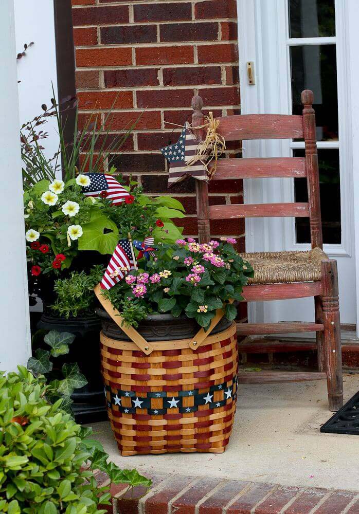 Patriotic Basket Flower Planter #diy #planter #porch #decorhomeideas