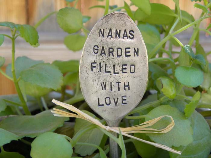 Personalized Spoon Miniature Garden Sign #garden #upcycled #diy #decorhomeideas