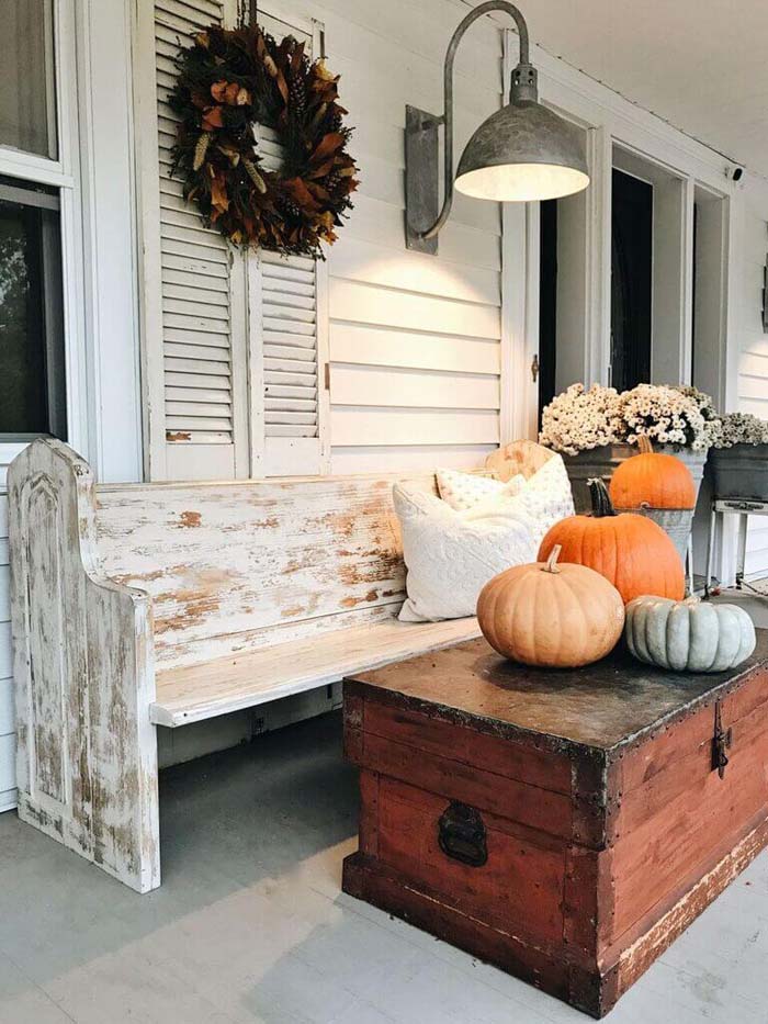 Porch Wall Decor Idea with Autumn Wreath #porch #wall #decor #decorhomeideas