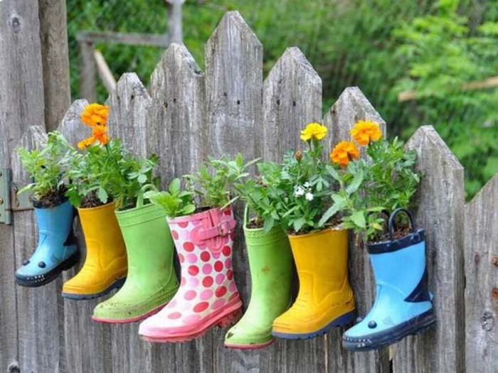 Rain Boot Hanging Planters #garden #container #planter #decorhomeideas