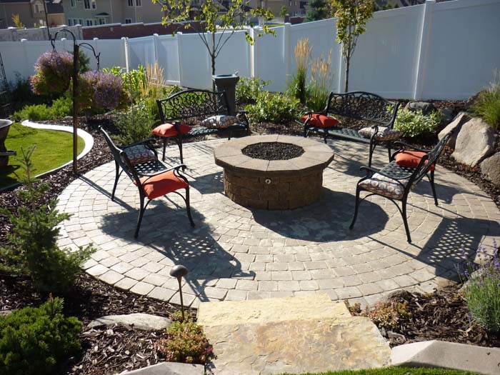 A Raised Pit in a Walled Garden #diy #round #firepit #decorhomeideas