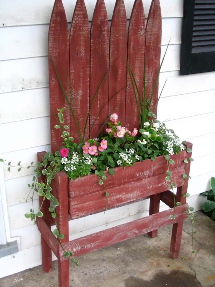 Red Picket Fence Planter #diy #planter #porch #decorhomeideas