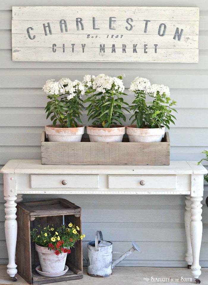 Rustic Decorative Floral Display #diy #decor #porch #decorhomeideas