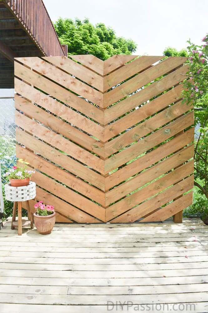 Simple Chevron Outdoor Privacy Wall #diy #outdoor #furniture #decorhomeideas