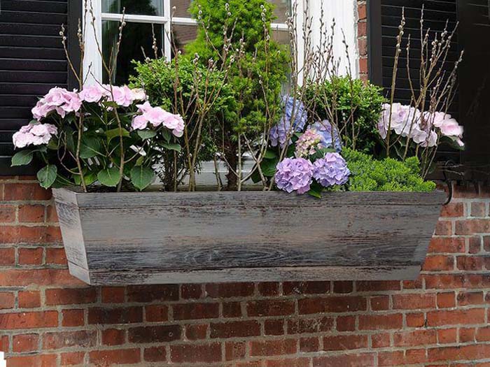 Simple Distressed Wood Window Box #planter #box #window #decorhomeideas