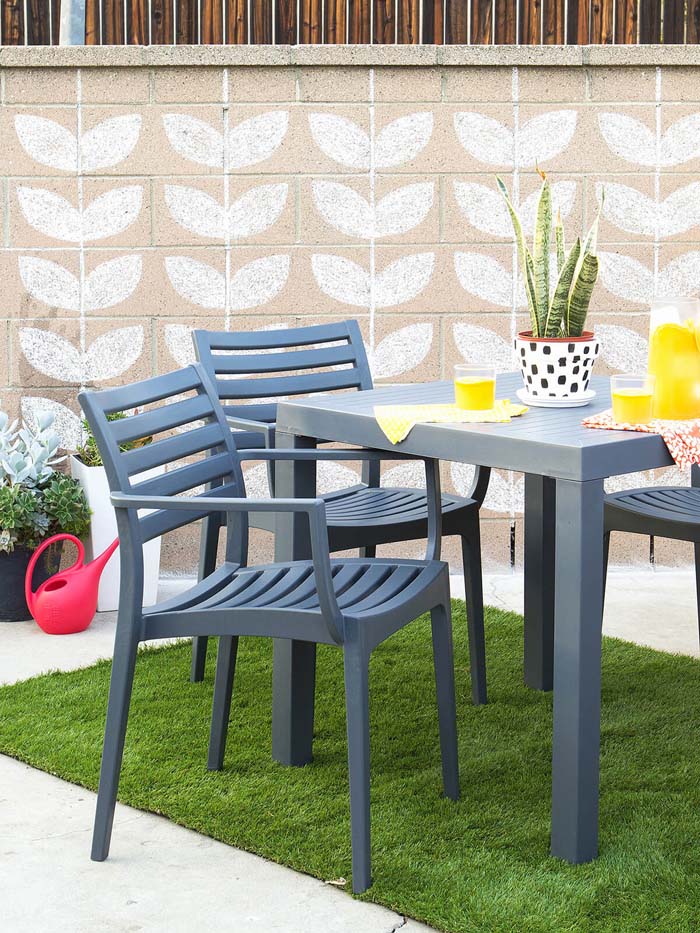 Stenciled Patio Wall #diy #paint #garden #decorations #decorhomeideas