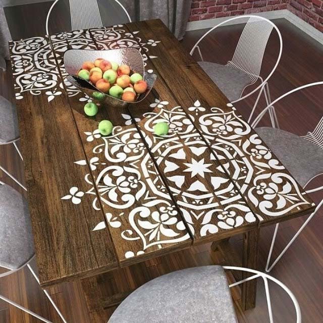 Stenciled Wooden Table and Wire Chairs #diy #patio #decorations #decorhomeideas