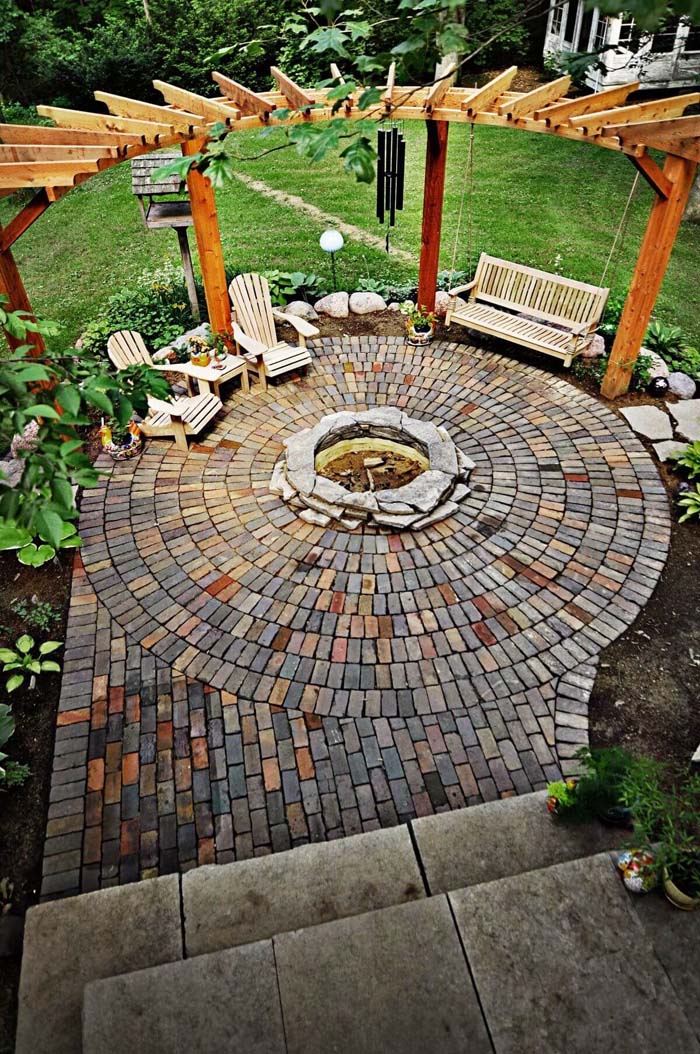 Swinging at the Edge of the Firepit #diy #round #firepit #decorhomeideas