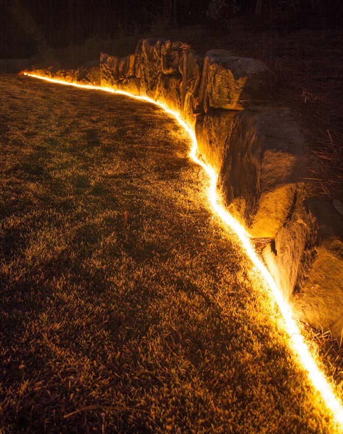 Tube Lighting Along the Rocks #lighting #landscape #garden #decorhomeideas