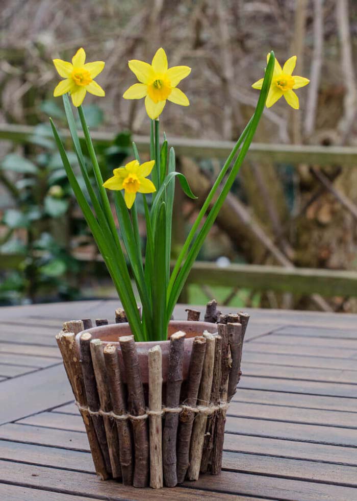 Twig-Wrapped Flower Pots #diy #decor #sticks #twigs #decorhomeideas