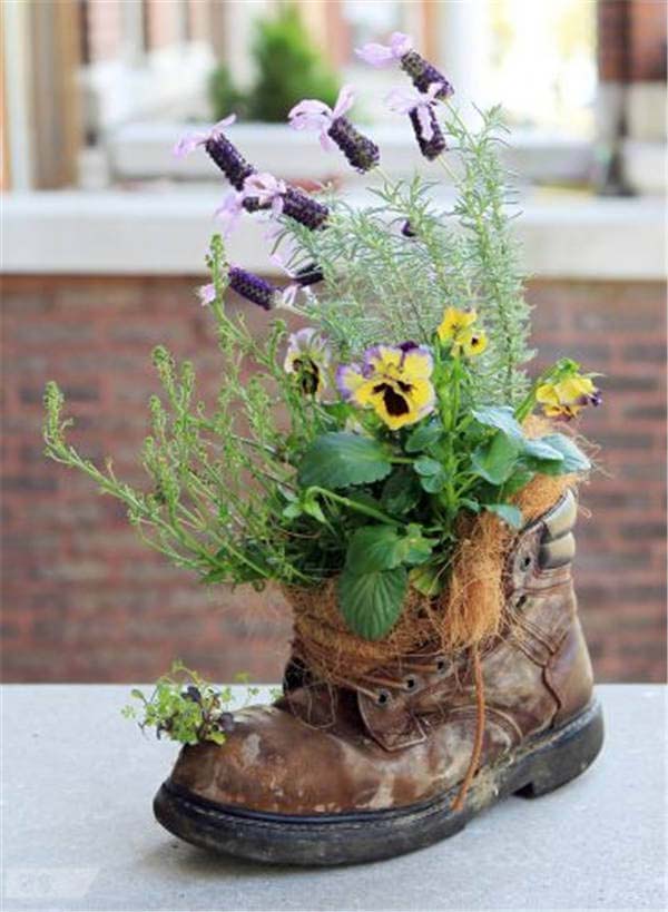 Upcycled Boot Flower Planter #garden #container #planter #decorhomeideas