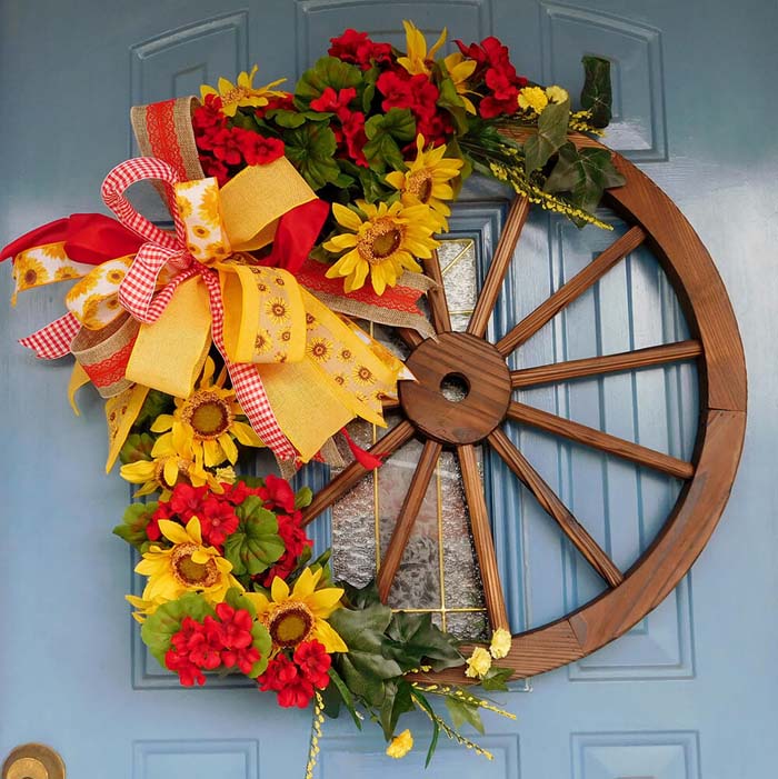 Wagon Wheel Wreath with Flowers #diy #summer #wreath #decorhomeideas