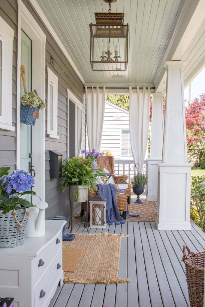Wicker Porch with Hanging Lantern #diy #decor #porch #decorhomeideas