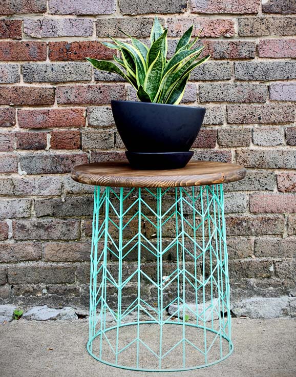 Wire Basket Side Table #diy #outdoor #furniture #decorhomeideas