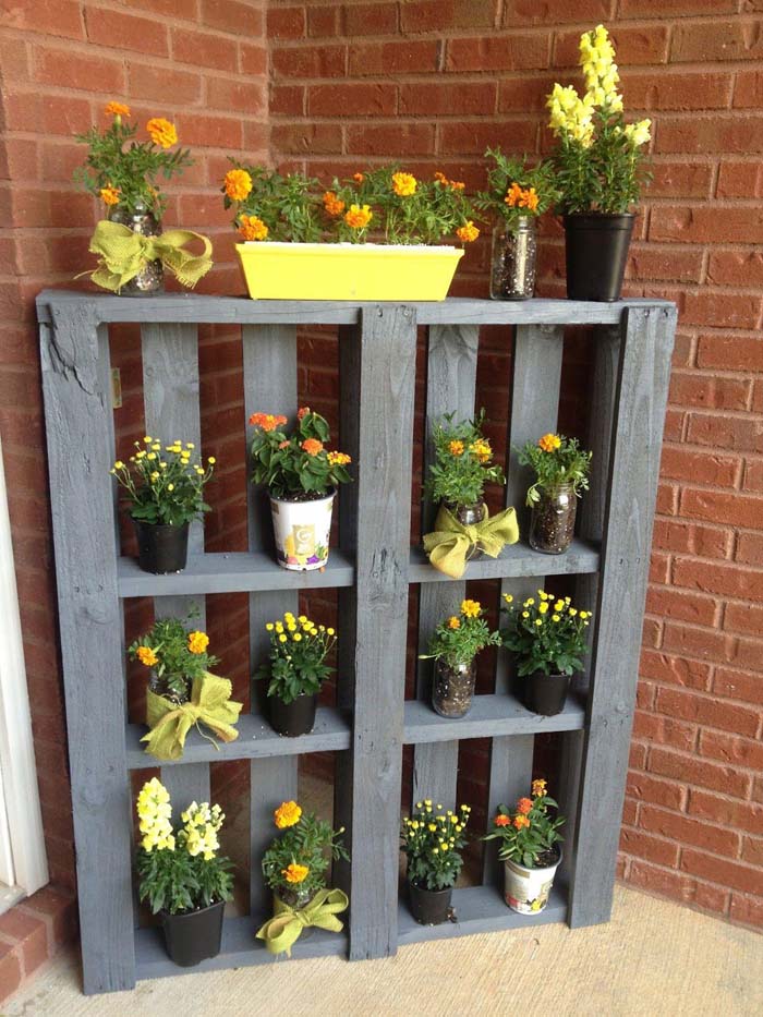 Wood Pallet Plant Shelf #diy #patio #decorations #decorhomeideas