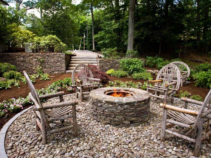 Wooden Seats Around a Stone Firepit #diy #round #firepit #decorhomeideas