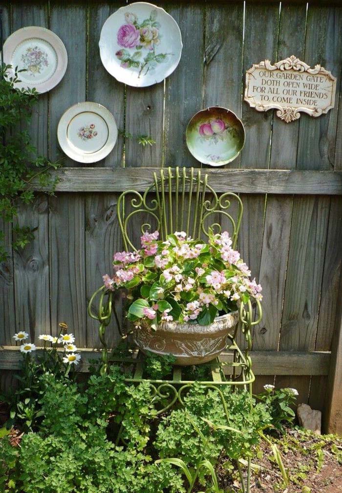 Antique Chair Planter and Vintage Plates #vintage #garden #decoration #decorhomeideas