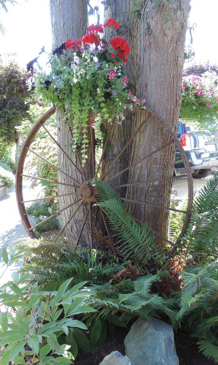 Antique Wagon Wheel Flower Display #vintage #garden #decoration #decorhomeideas