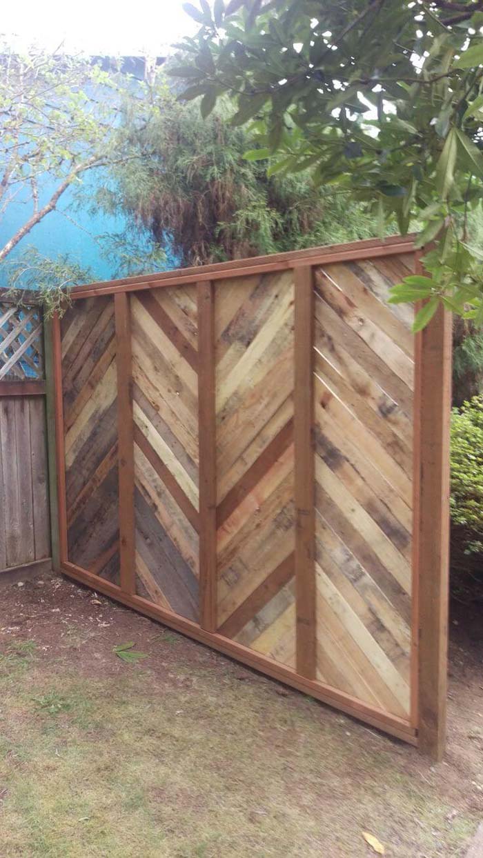 Backyard Fence Made Of Pallets #outdoor #hiding #ideas #decorhomeideas