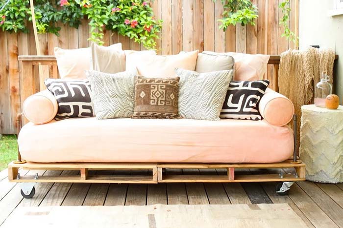 Build a Pallet Daybed #pallet #garden #furniture #decorhomeideas