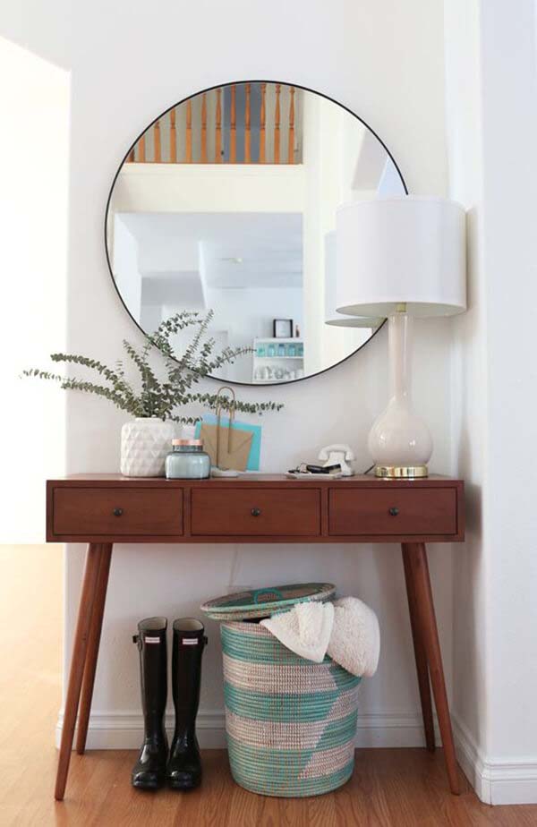Circle Mirror Above Modish Table #small #entryway #decor #decorhomeideas