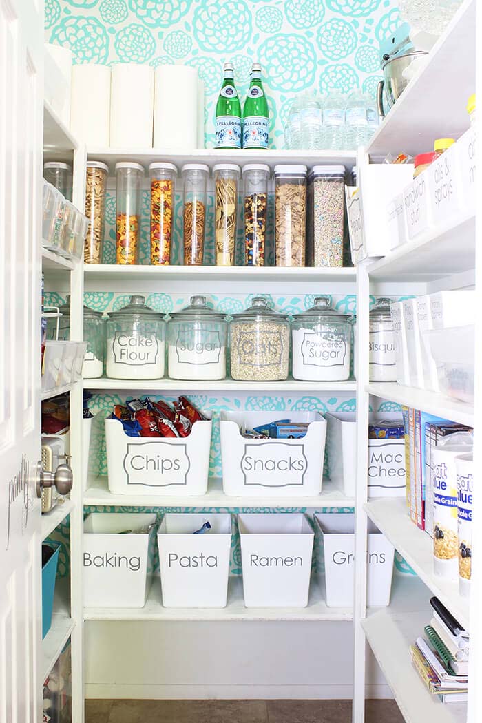 Classy Pantry Organization Ideas with Lettering #pantry #storage #organization #decorhomeideas