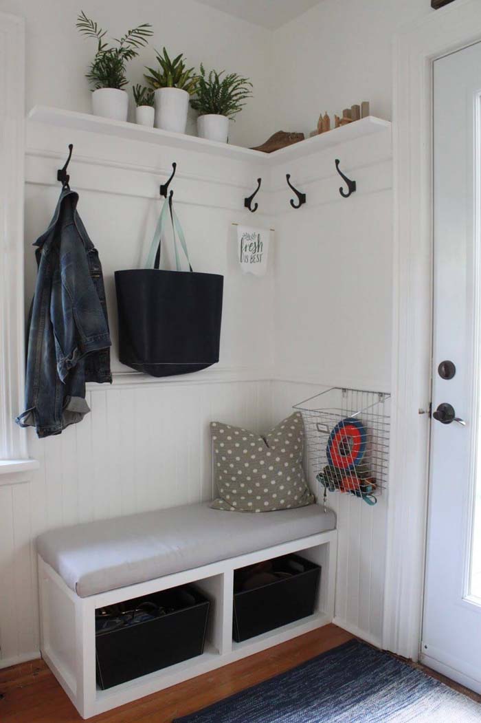 Corner Nook with Built-in Hall #small #entryway #decor #decorhomeideas