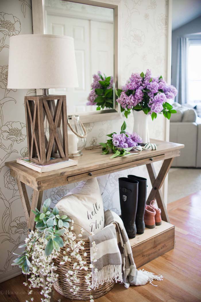 Country Cross Table Holds Lamp and Hydrangeas #small #entryway #decor #decorhomeideas