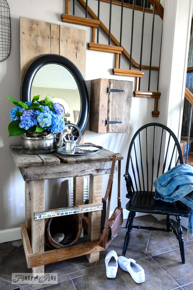 Entry Table Made Of Pallets #entry #table #decorhomeideas