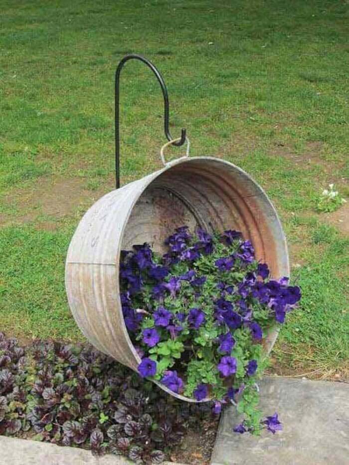 Galvanized Metal Hanging Basket #vintage #garden #decoration #decorhomeideas