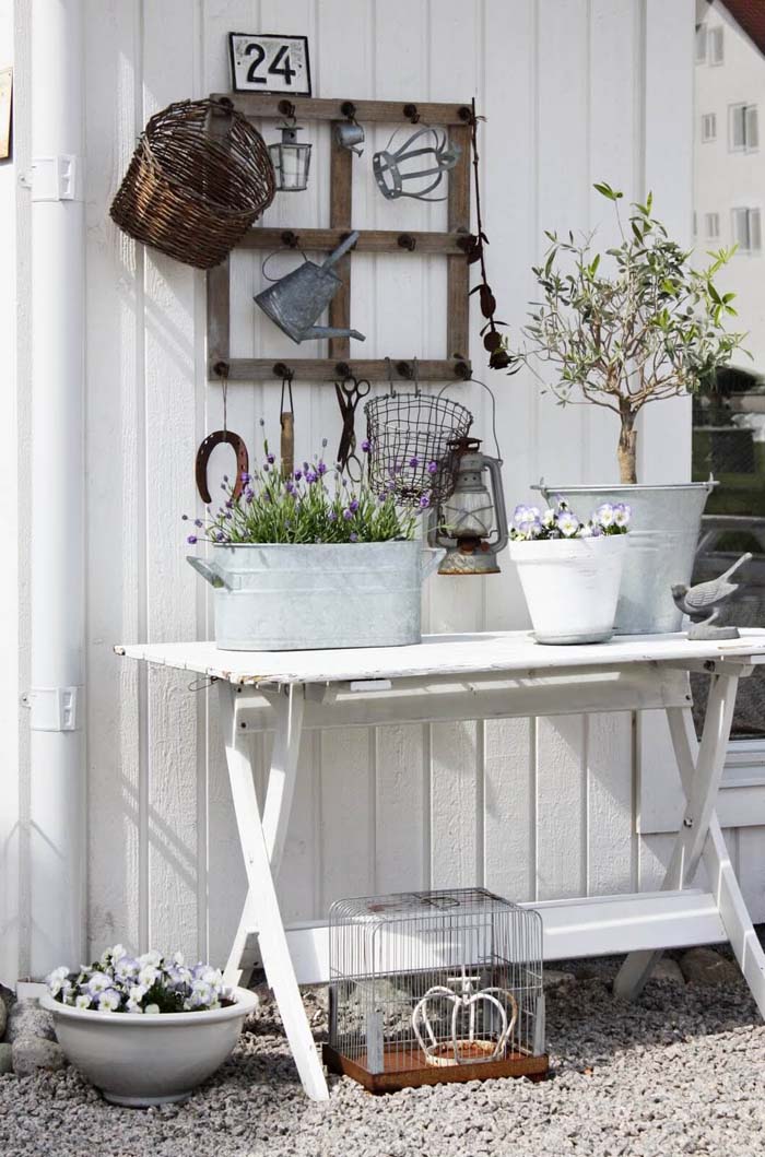 Garden Display Table with Vintage Metal Touches #vintage #garden #decoration #decorhomeideas