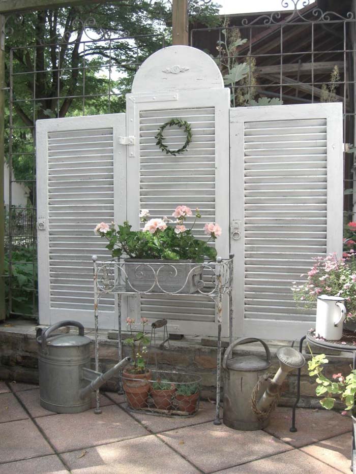 Garden Wall Divider #shutter #repurpose #decor #decorhomeideas